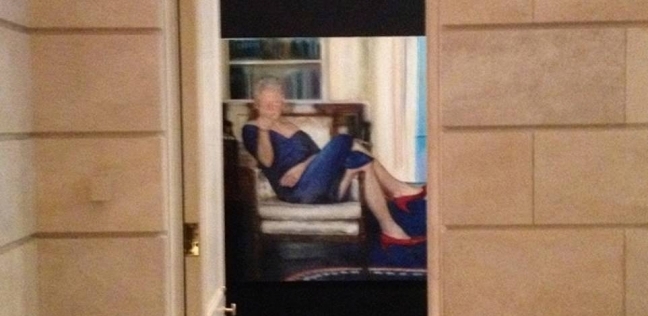 لوحة الرئيس الأسبق بيل كلينتون بملابس نسائية