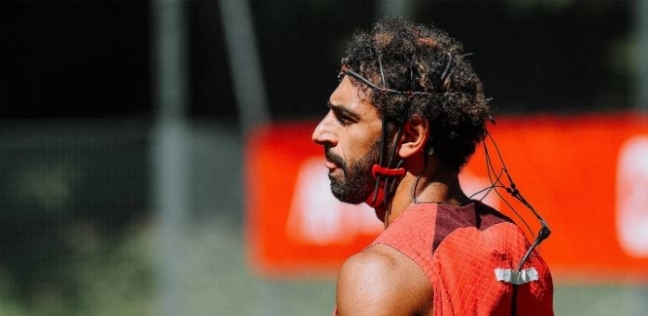 محمد صلاح يرتدي جهازًا على رأسه أثناء التدريبات مع ليفربول
