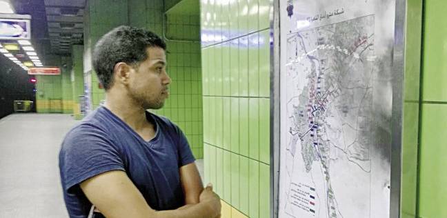أحد الركاب يطلع على خريطة محطات المترو