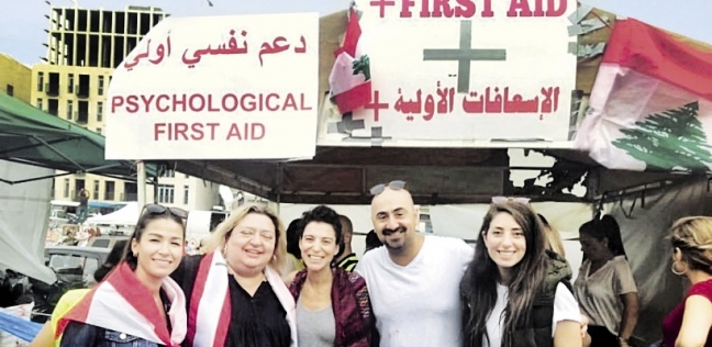 أطباء فى خيمة العلاج النفسى وسط مظاهرات لبنان