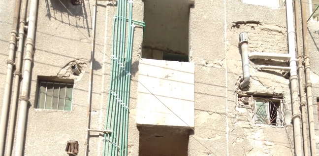 مواسير المياه على جدران المباني بمنطقة ألماظة تصوير فادى عزت