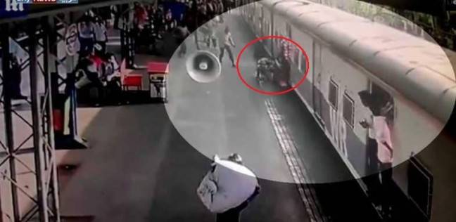 رجل أمن ينقذ طفلة من الموت تحت عجلات القطار بأعجوبة