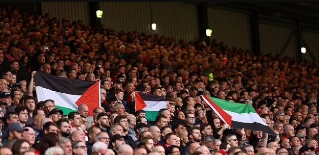 أعلام فلسطين داخل مدرجات جماهير ليفربول