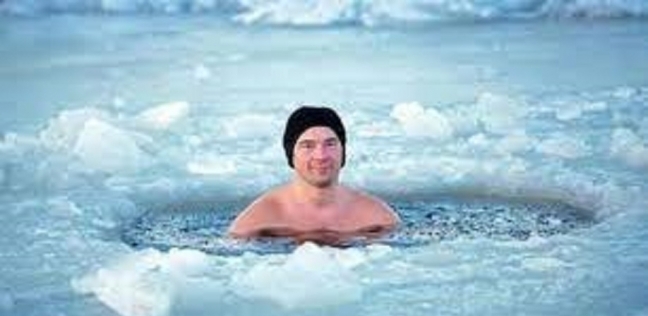 السباحة في الماء البارد