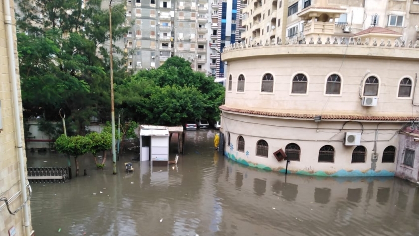 غرق مدخل مستشفي أطفال الرمل فى الإسكندرية بسبب الامطار الغزيرة
