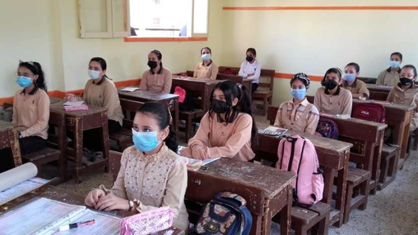 الطلاب يلتزمون بارتداء الكمامات الطبية داخل الفصول المدرسية بسبب كورونا