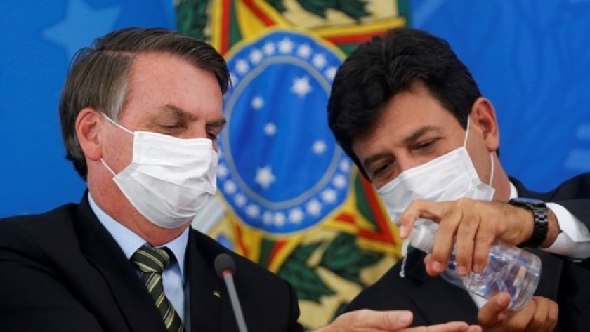 وزير الصحة مع الرئيس البرازيلي
