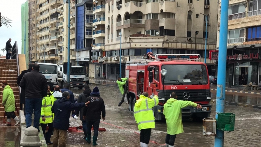 سحب مياه الأمطار من شوارع الإسكندرية بالأمس