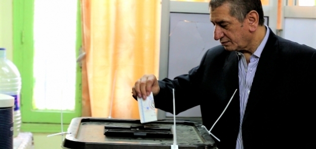 محافظ كفر الشيخ يدلى بصوته فى لجنة «الوافدين» بالمدرسة الزخرفية
