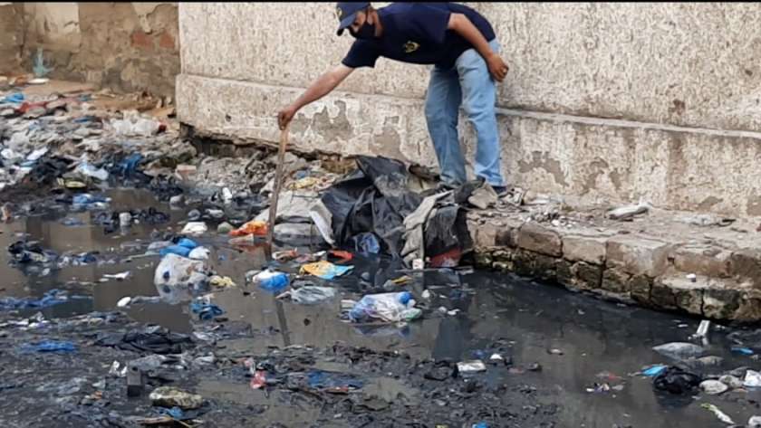 عمال النظافة في منطقة المتراس غرب الإسكندرية