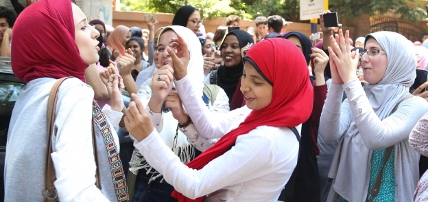 طالبات يرقصن أمام اللجان احتفالاً بانتهاء الامتحانات