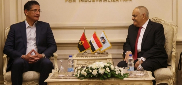 رئيس العربية للتصنيع مع وزير الكهرباء الانجولي