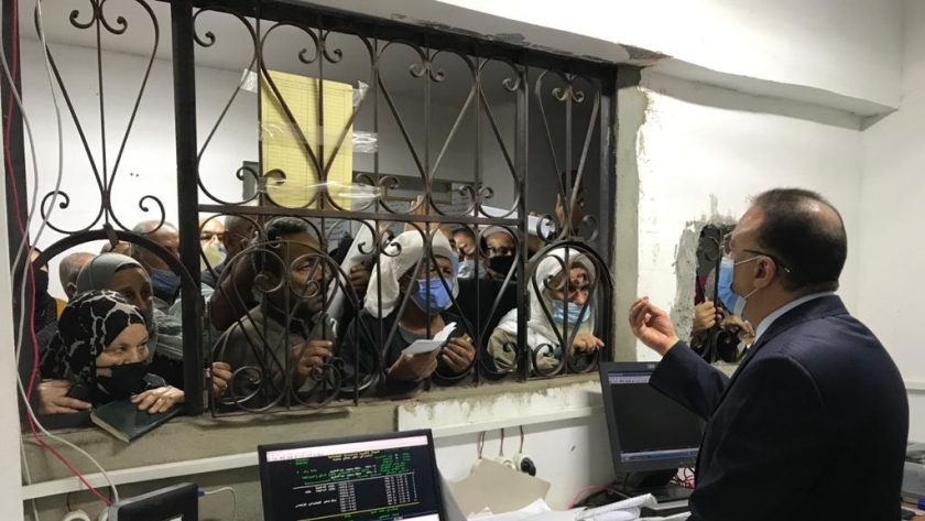 محافظ الإسكندرية داخل مكتب تأمينات الدخيلة