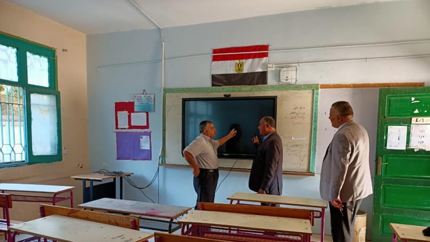 محمد نور رئيس حي العمرانية وبكساوي مصطفي مدير الادارة التعليمية يتابعان الاستعدادات النهائية للعام الدراسي الجديد