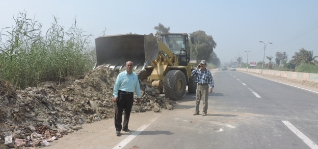 بالصور| رفع 687 طن مخلفات وقمامة ضمن مبادرة "حلوة يا بلدي" ببني سويف
