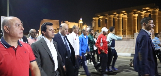 بالصور| وزير الرياضة يقود مسيرة للمشي في الأقصر بمشاركة 900 شاب