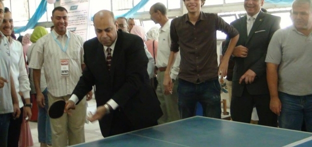 رئيس جامعة المنيا الجديد يلعب تنس طاولة مع الطلاب