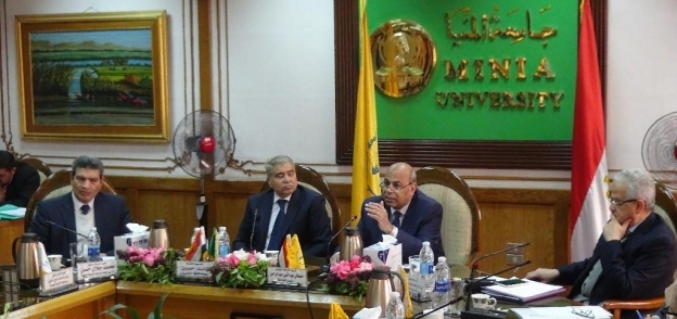 مجلس جامعة المنيا خلال الاجتماع