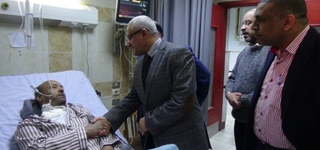 رئيس جامعة المنيا أثناء تفقده للمرضي