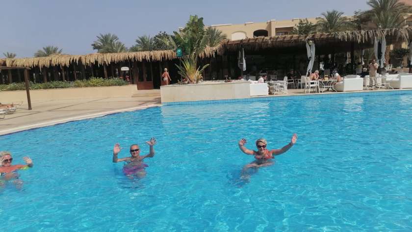 مصريون وأجانب بحمام السباحة بأحد فنادق الغردقة