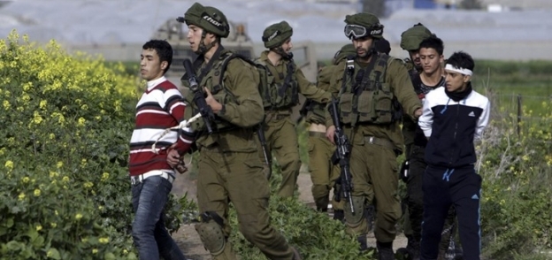 قوات الاحتلال تعتقل شابين فلسطينيين - صورة أرشيفية
