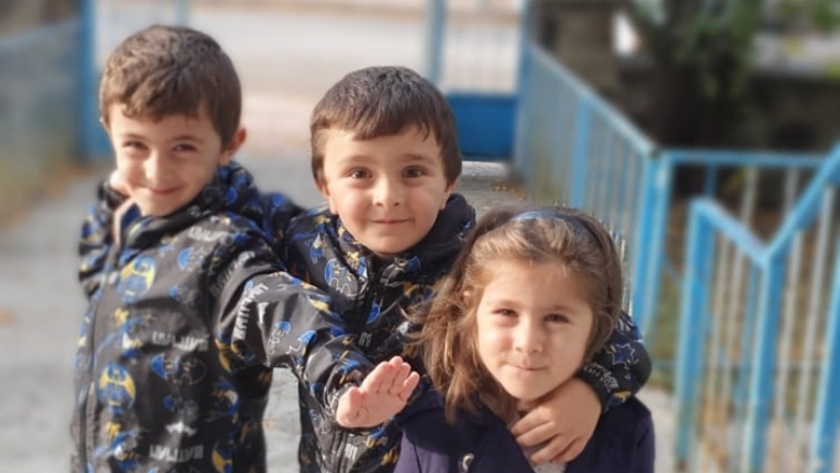 الطفلة التركية مريم وشقيقاها