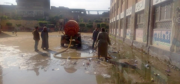 "الصرف الصحي "يغرق مدرسة الشهيد "الجعفري "بالسنطة وانهيار شبكات أهليه