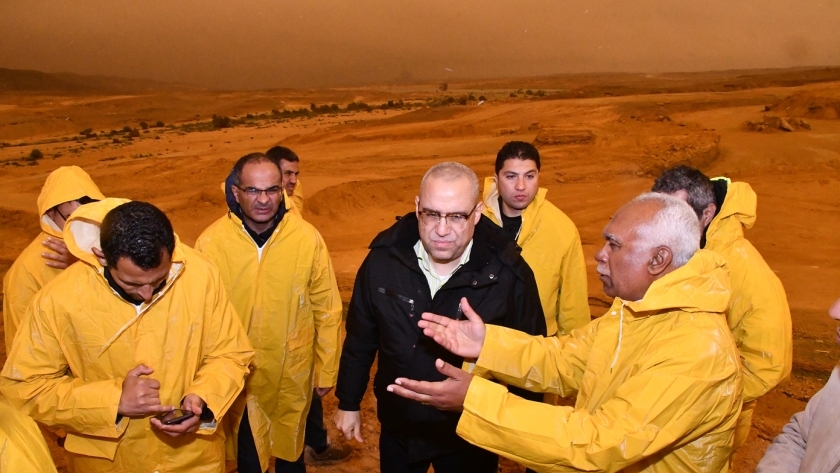 وزير الإسكان يواصل متابعته الميدانية لأعمال سحب مياه الأمطار بالقاهرة الجديدة