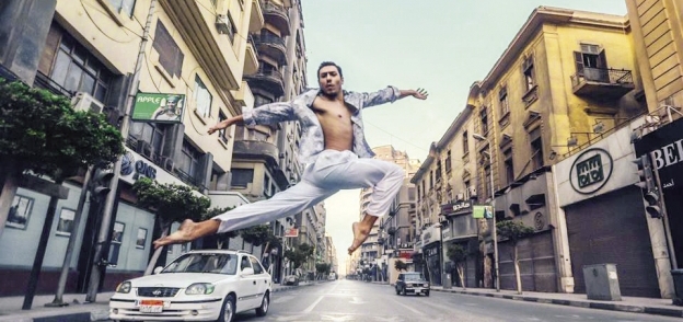 «فادى» يرقص الباليه فى أحد الشوارع