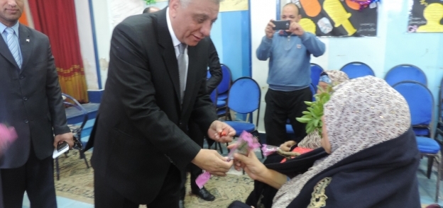 مدير أمن البحيرة يقدم الزهور والحلوى لأمهات دار المسنين بدمنهور