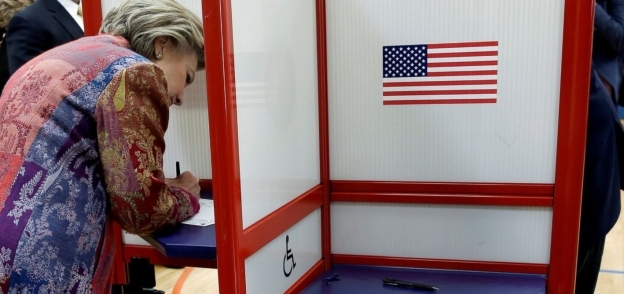 بالصور| هيلاري كلينتون تصوت في الانتخابات الرئاسية الأمريكية