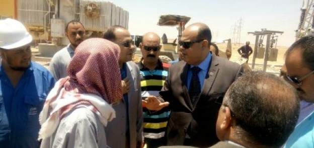 اللواء علاء ابوزيد محافظ مطروح خلال تفقده انشاءات محطة محولات الكيلو 29 الجديدة بمطروح