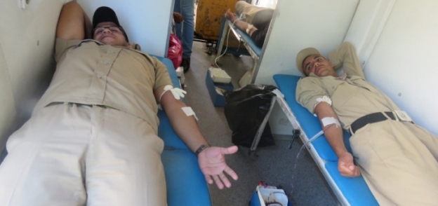 المجندين اثناء التبرع بالدم