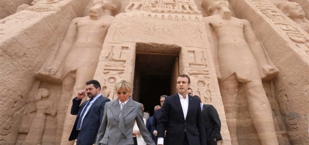 الرئيس الفرنسي وقرينته خلال زيارتهما لمعبد أبو سمبل