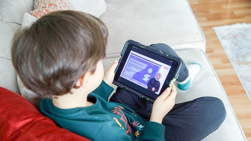 "الأبوة الرقمية" مسؤولية.. 3 نصائح لحماية اطفالك على الانترنت وقت المص
