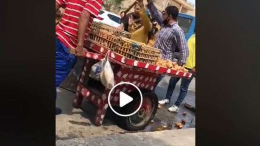 صورة من الفيديو المتداول عن تجاوز الموظفة ضد بائع