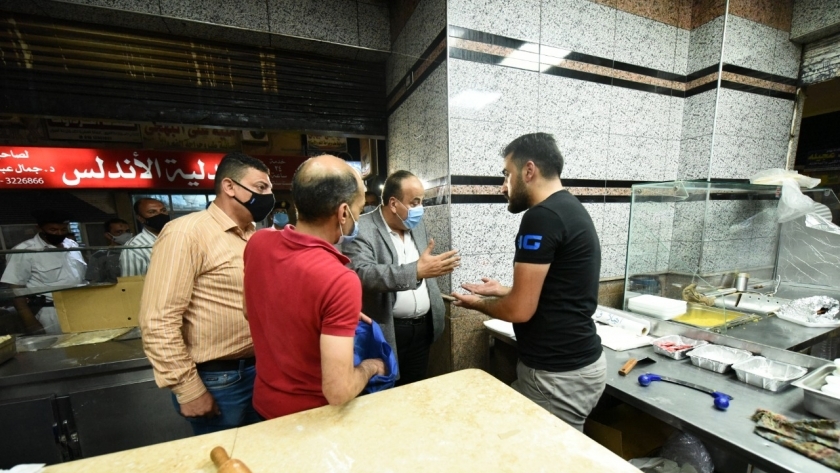 محافظ كفر الشيخ يتابع حملات غلق المقاهي والمحلات   