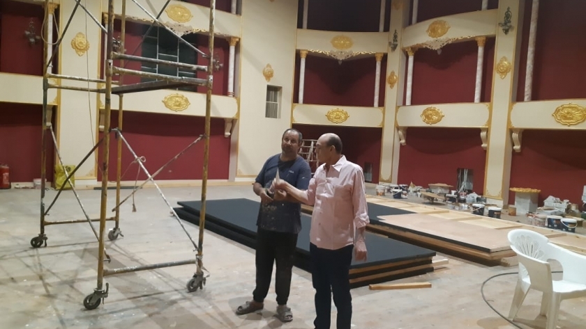 الفنان محمد صبحى خلال بناء المسرح