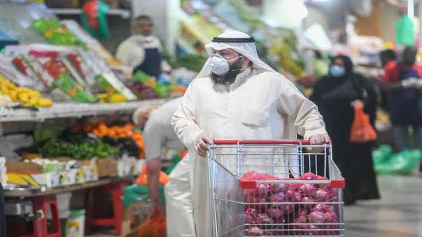 المواطنون يواجهون ارتفاع أسعار السلع فى الكويت