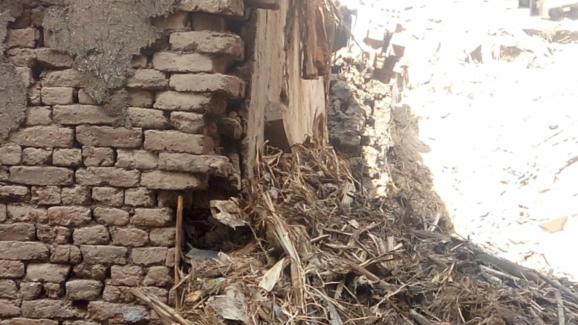 إصابة 4 بينهم 3 أطفال في انهيار منزل بسوهاج