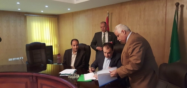 المستشار وائل مكرم، محافظ الفيوم، والدكتور السيد بسيوني، وكيل وزارة التربية والتعليم بالفيوم