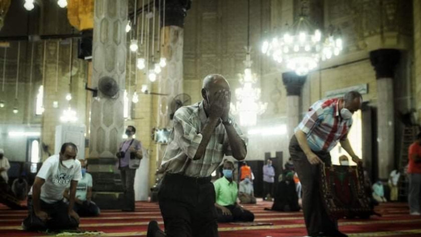 المصليين في المسجد