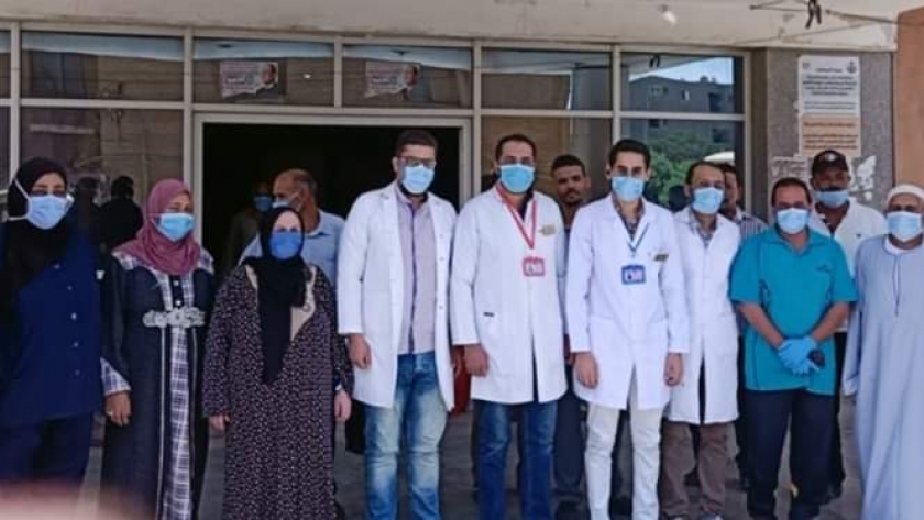 المتعافين مع الفريق الطبي لمستشفى الواسطى المركزي