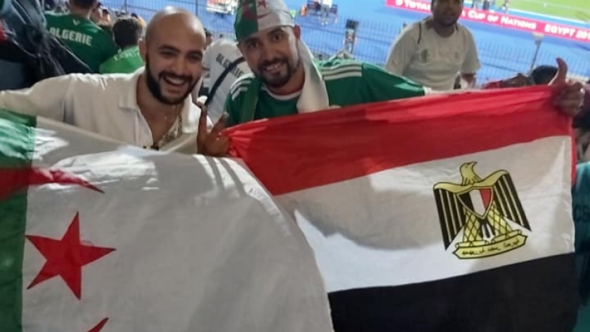 الجزائري محمد حاسني مع صديقه المصري