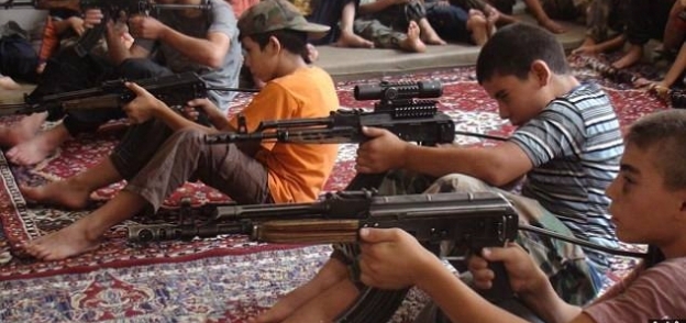 بالصور| إرهابيو "داعش" بإندونيسيا يسلحون الرضع ويجندون الأطفال