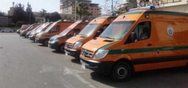 سيارات الاسعاف تصطف استعداداً لتأمين احتفالات "شم النسيم"
