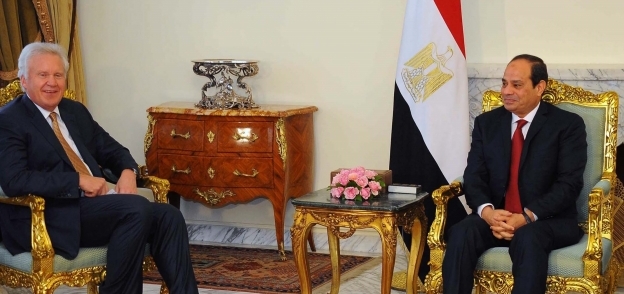 الرئيس عبد الفتاح السيسي مع رئيس جنرال الكتريك