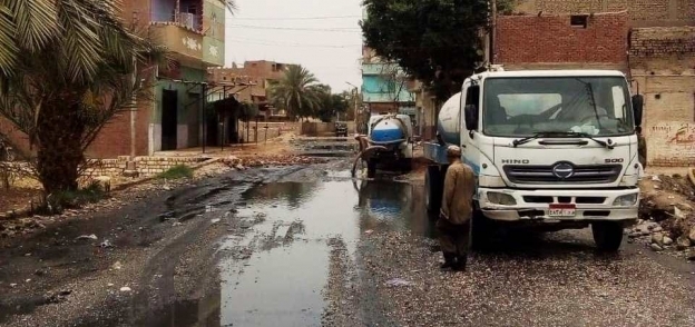 شفط مياه الصرف من قرية الفرافرة بسوهاج
