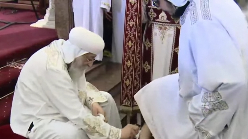 البابا تواضروس يغسل أرجل الأساقفة في الإسكندرية