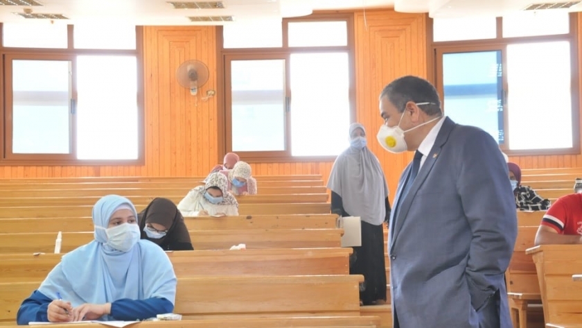 رئيس جامعة كفر الشيخ يتابع امتحانات الفصل الدراسي الثاني لطلاب الفرق النهائية